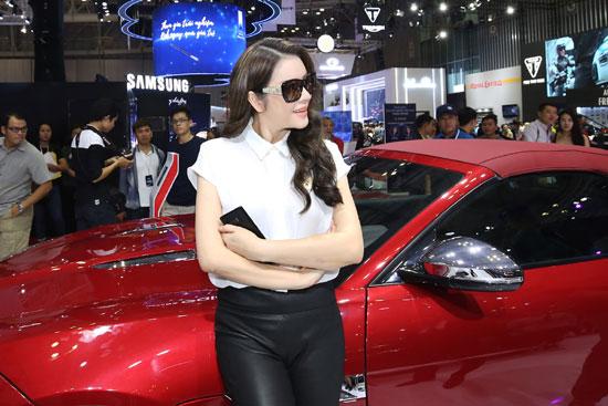 Chỉ quẹt điện thoại, Lý Nhã Kỳ sắm xế sang chục tỷ-7