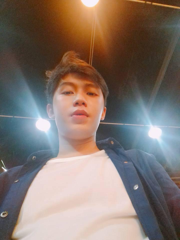 Cậu bạn được mệnh danh nam thần thịt sườn với clip quay lén khi đang ăn cực đáng yêu-1