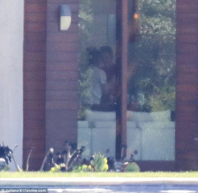 The Weeknd chính thức chia tay Selena Gomez sau loạt ảnh bạn gái thân thiết bên Justin Bieber-3