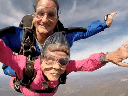 Cụ bà 'chất chơi' mừng sinh nhật 94 tuổi theo cách không tưởng khiến giới trẻ 'ngả mũ'