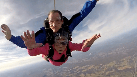 Cụ bà chất chơi mừng sinh nhật 94 tuổi theo cách không tưởng khiến giới trẻ ngả mũ-2