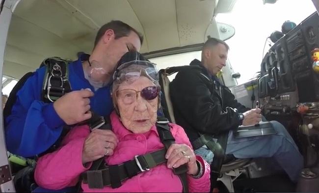 Cụ bà chất chơi mừng sinh nhật 94 tuổi theo cách không tưởng khiến giới trẻ ngả mũ-1