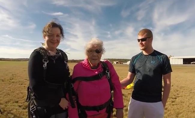 Cụ bà chất chơi mừng sinh nhật 94 tuổi theo cách không tưởng khiến giới trẻ ngả mũ-3