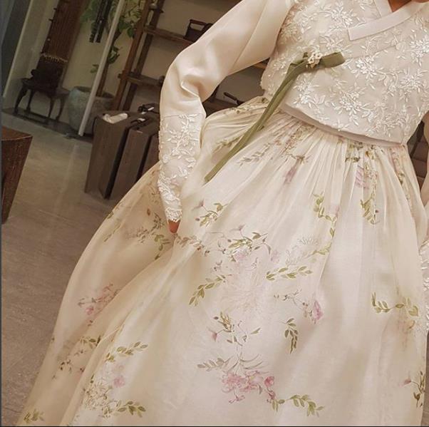 Cận cảnh bộ váy Hanbok của Song Hye Kyo-1