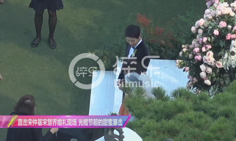 Song Joong Ki và Song Hye Kyo xuất hiện tại lễ đường-2