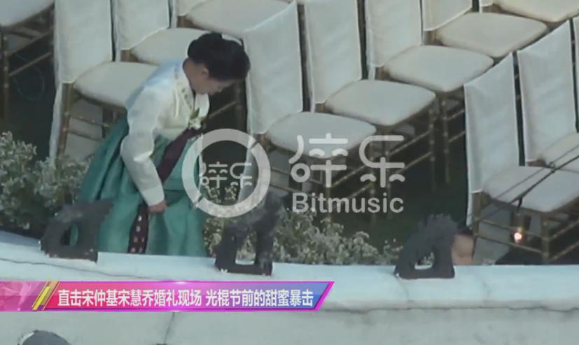 Song Joong Ki và Song Hye Kyo xuất hiện tại lễ đường-3