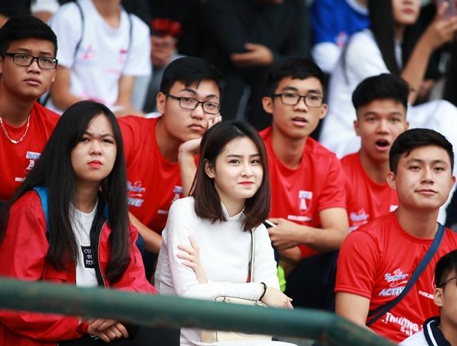 Nữ sinh 2000 bất ngờ nổi tiếng chỉ sau 1 khoảnh khắc mỉm cười lướt qua ống kính!-2