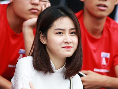 Nữ sinh 2000 bất ngờ nổi tiếng chỉ sau 1 khoảnh khắc mỉm cười lướt qua ống kính!