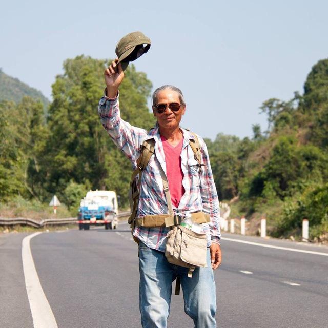 Phát sốt với hành trình 76 ngày đi bộ xuyên Việt của ông cụ 65 tuổi-1