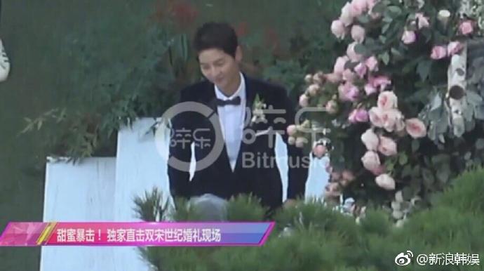 Song Joong Ki nắm tay Song Hye Kyo bước vào lễ đường-4