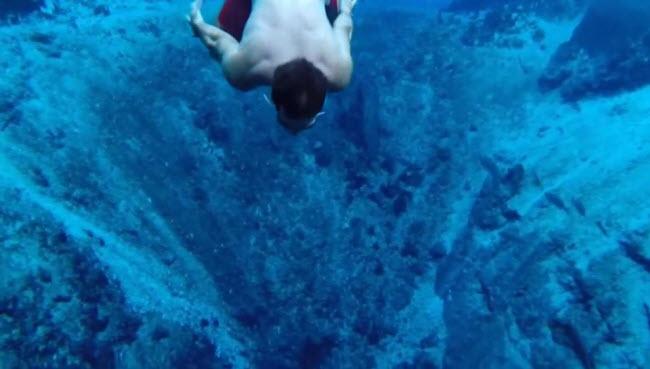 Bí mật ẩn chứa bên trong dòng sông không nguồn có màu xanh lạ kỳ-7