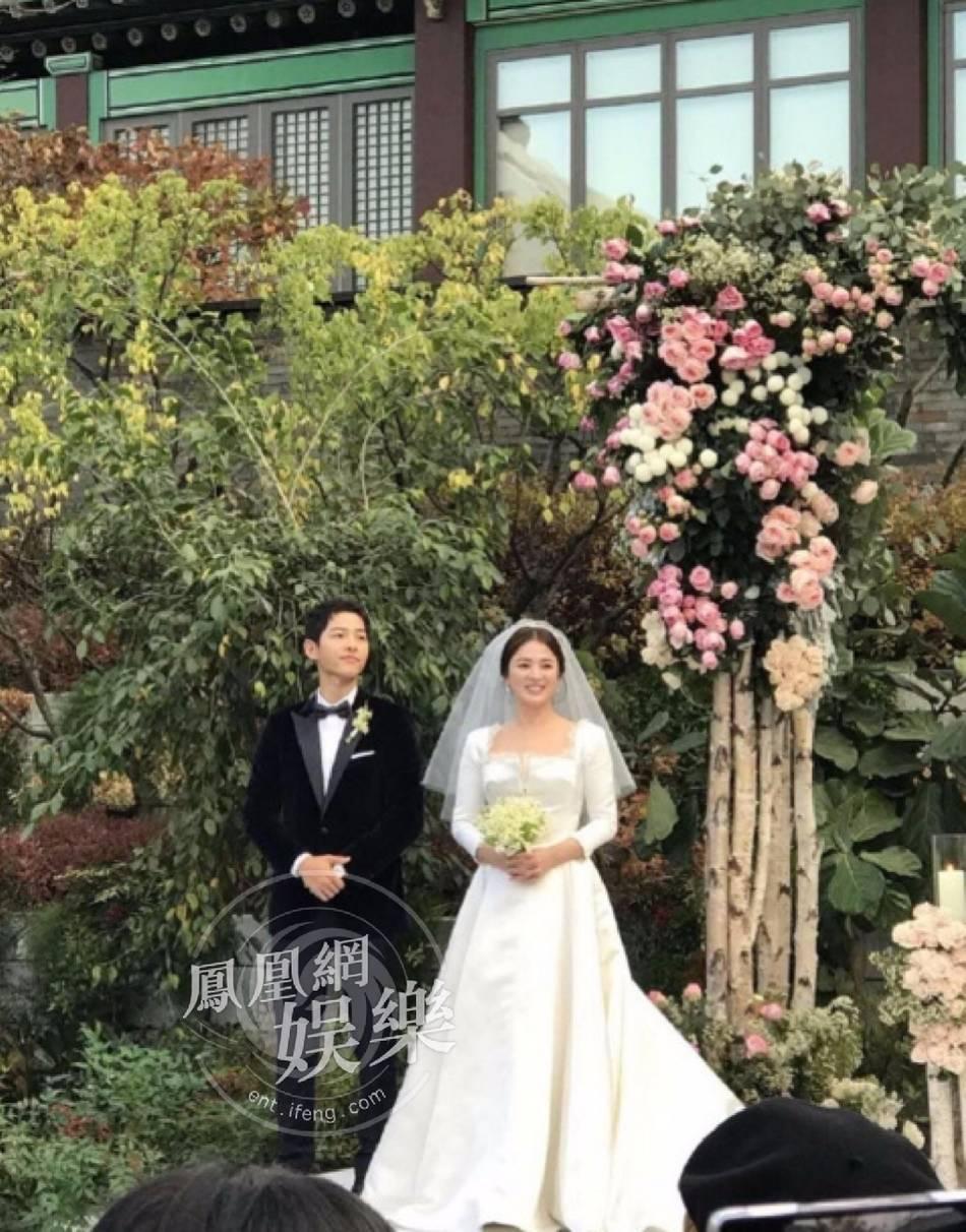 Cận cảnh trang phục cặp đôi Song Song-1