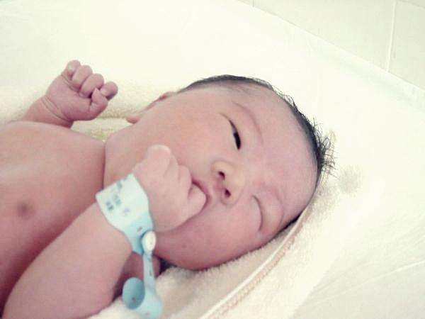 Chồng nằng nặc đòi lấy tên người yêu cũ đặt cho con gái, các mẹ sẽ xử lý sao?-2