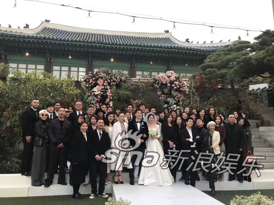 Sao Hàn 31/10: Song Hye Kyo ném 4 lần hoa cưới trong hôn lễ-2