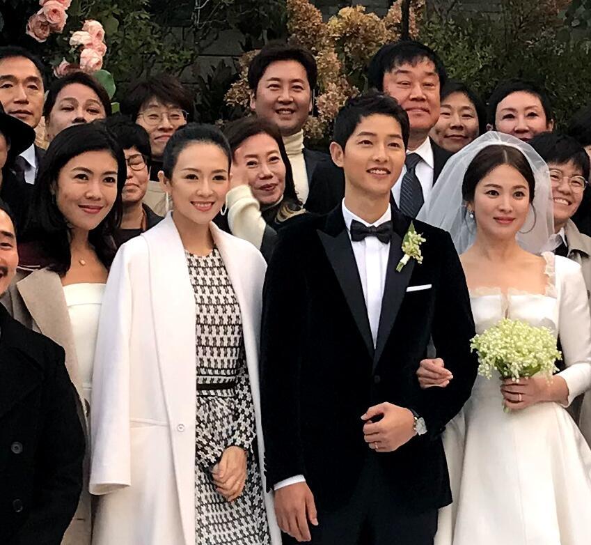 Sao Hàn 31/10: Song Hye Kyo ném 4 lần hoa cưới trong hôn lễ-1