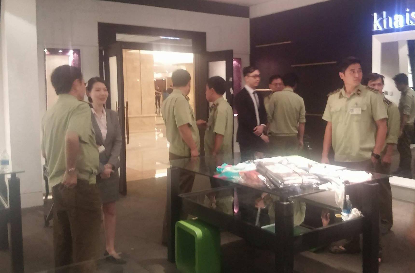 Đồng loạt kiểm tra 3 cửa hàng Khaisilk ở Sài Gòn-2