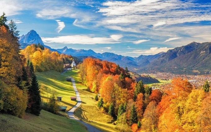 Con đường dẫn đến lâu đài Neuschwwanstein (Bavaria, Đức) nhuộm màu lá phong rực rỡ. Khung cảnh hồ nước và các khu rừng phía nam Munich trở nên kỳ ảo, mê hồn.