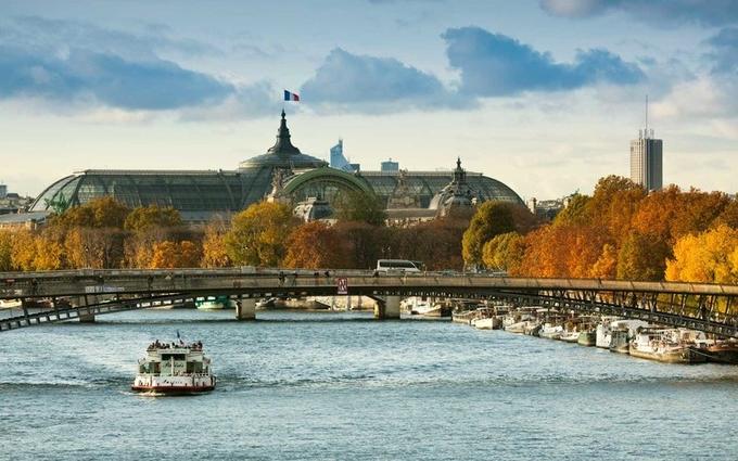 Bức ảnh ghi lại khung cảnh Paris trong một ngày thu tháng 11 dịu dàng và tình tứ làm nao lòng người xem.