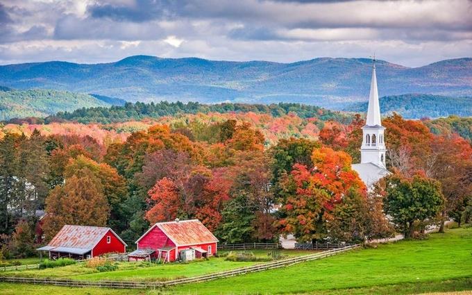 Khung cảnh làng quê thanh bình ở Peacham, Vermont (Mỹ). Trời vào thu khoảng thời điểm giữa tháng 9 đến giữa tháng 10 hàng năm, khi những tán cây chuyển màu đỏ.