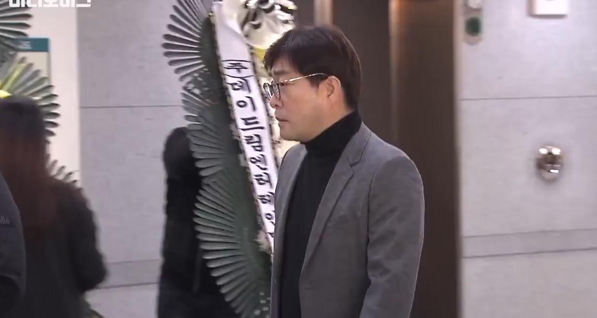 Loạt sao Hàn đau đớn bật khóc khi đến đưa tiễn nam diễn viên Reply 1988-5