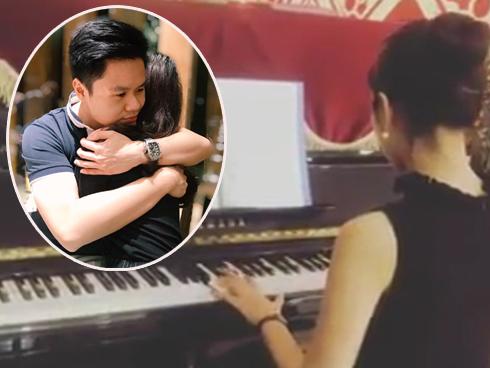 Hot girl - hot boy Việt 1/11: 'Bạn gái' Phan Thành trổ tài chơi piano hút triệu lượt xem