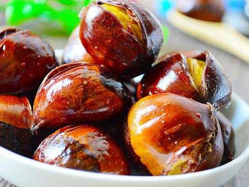 Mùa đông lạnh mà có hạt dẻ nướng nóng hổi ngọt bùi ăn là số một!