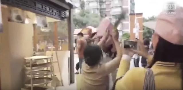 TQ: Cô gái xinh như hoa hậu bị đánh sấp mặt vì chen lấn khi xếp hàng-2