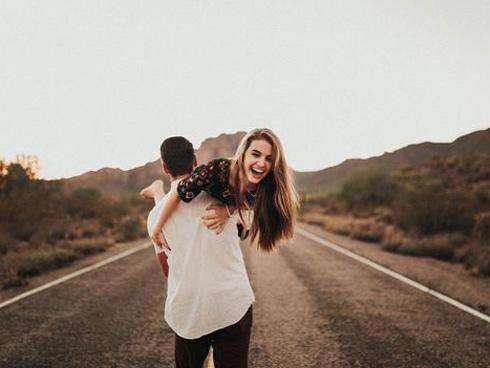 Trong tình yêu đôi khi có ngốc nghếch một chút cũng chẳng sao, chẳng ai phải thông minh suốt cả đời