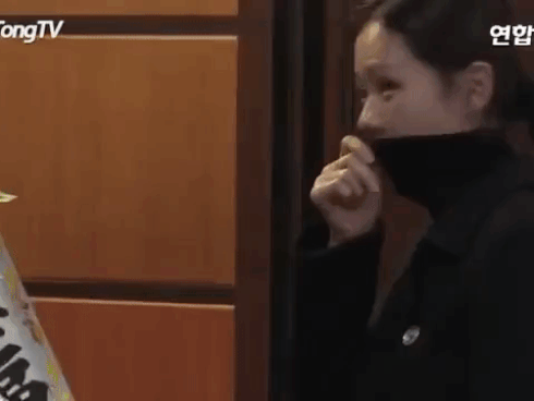 Sau hôn lễ, chú rể Song Joong Ki vội vã đến viếng nam diễn viên Reply 1988-6