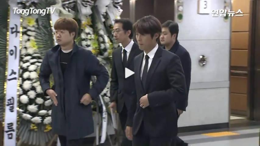 Ngôi sao Hương mùa hè bần thần khi đến tang lễ nam diễn viên Reply 1988-3