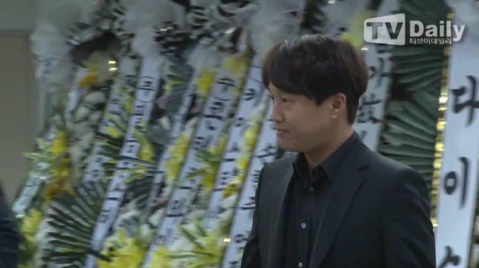 Ngôi sao Hương mùa hè bần thần khi đến tang lễ nam diễn viên Reply 1988-4