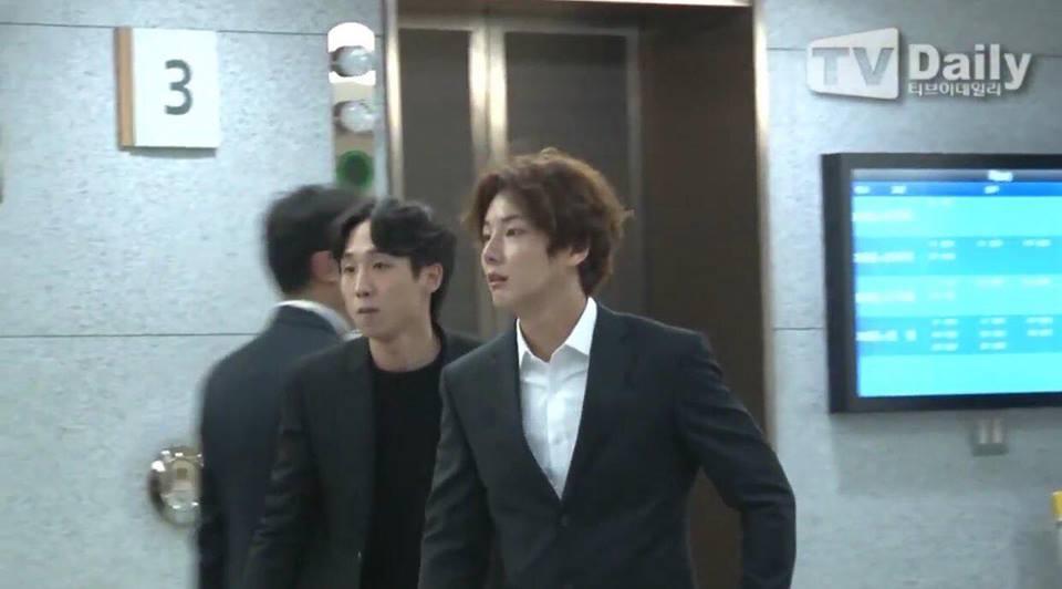 Ngôi sao Hương mùa hè bần thần khi đến tang lễ nam diễn viên Reply 1988-5