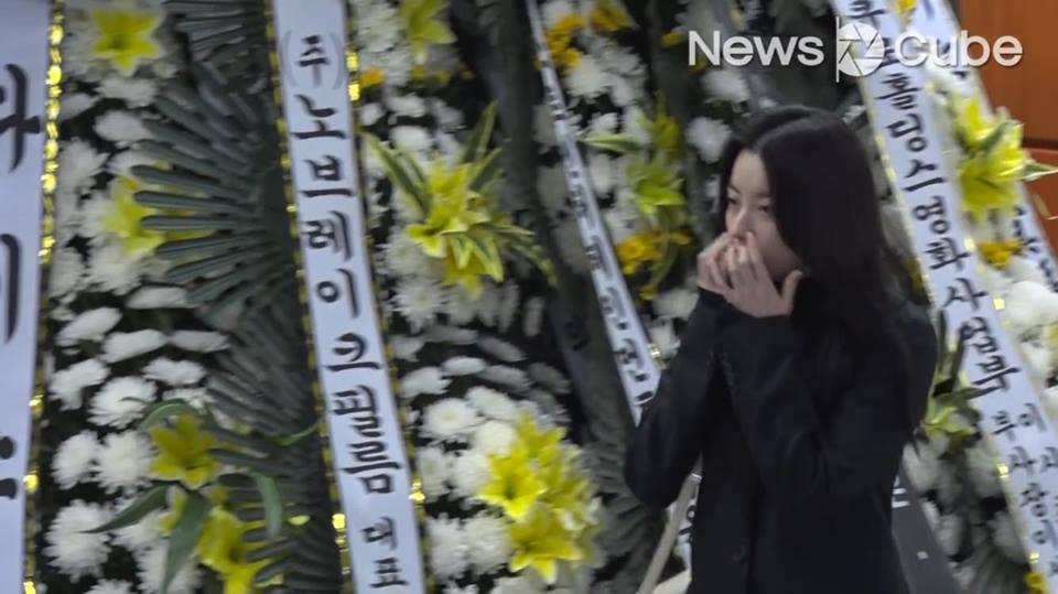 Ngôi sao Hương mùa hè bần thần khi đến tang lễ nam diễn viên Reply 1988-8