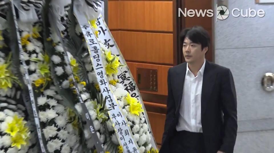 Ngôi sao Hương mùa hè bần thần khi đến tang lễ nam diễn viên Reply 1988-6