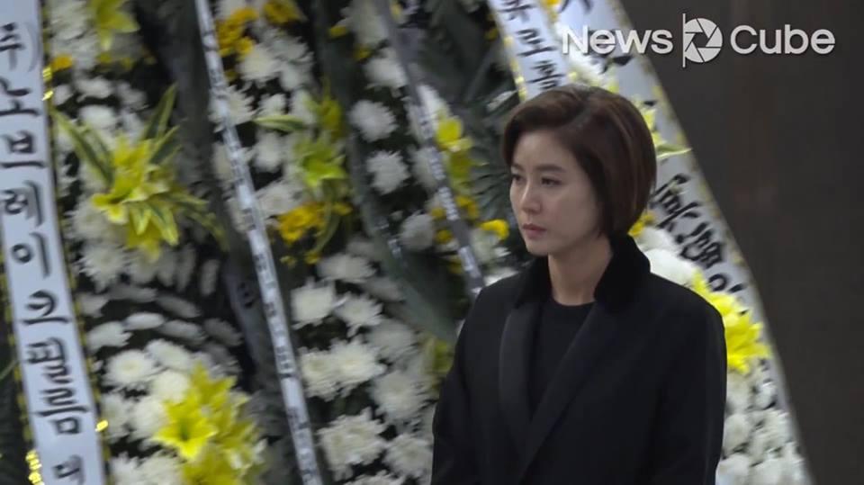 Ngôi sao Hương mùa hè bần thần khi đến tang lễ nam diễn viên Reply 1988-12