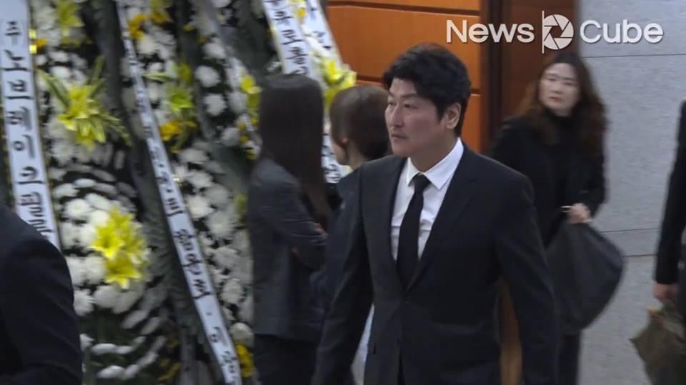 Ngôi sao Hương mùa hè bần thần khi đến tang lễ nam diễn viên Reply 1988-10