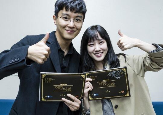 Sao Hàn 1/11: Lee Kwang Soo hài hước Chị dâu Song Hye Kyo, Song Joong Ki phiền chị rồi-5