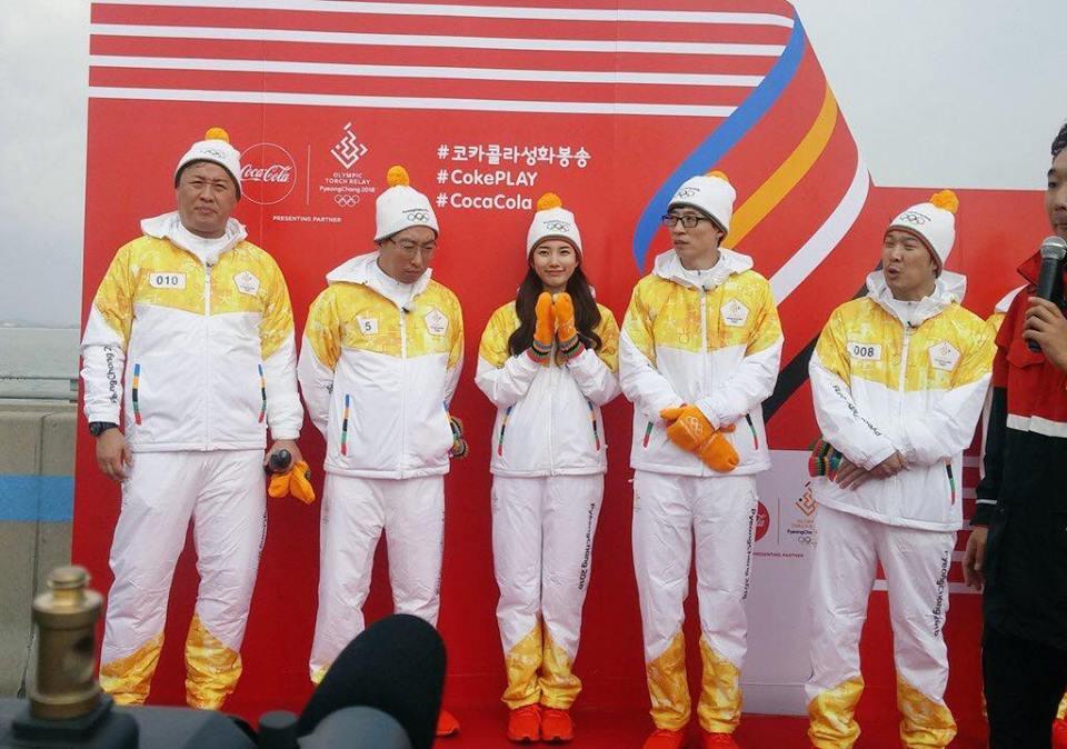 Sao Hàn 1/11: Lee Kwang Soo hài hước Chị dâu Song Hye Kyo, Song Joong Ki phiền chị rồi-6