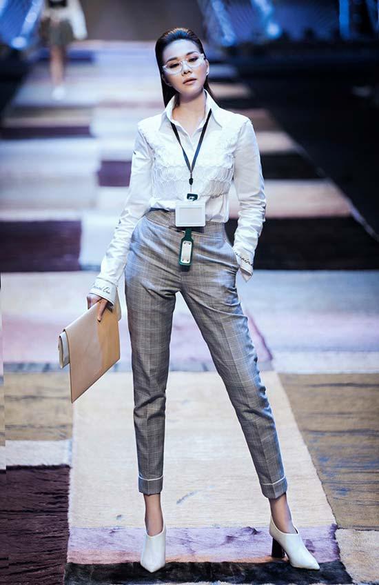 Thanh Hằng- Công Trí gây náo loạn với trang phục công sở-1