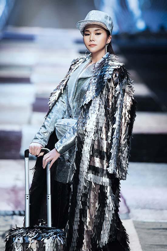 Thanh Hằng- Công Trí gây náo loạn với trang phục công sở-3