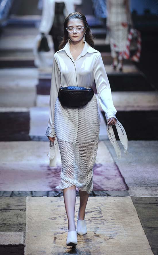 Thanh Hằng- Công Trí gây náo loạn với trang phục công sở-5