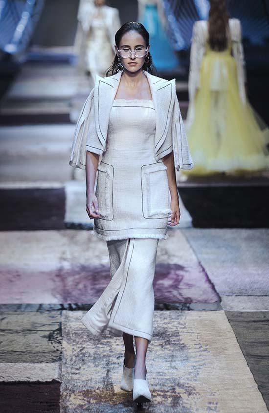 Thanh Hằng- Công Trí gây náo loạn với trang phục công sở-7