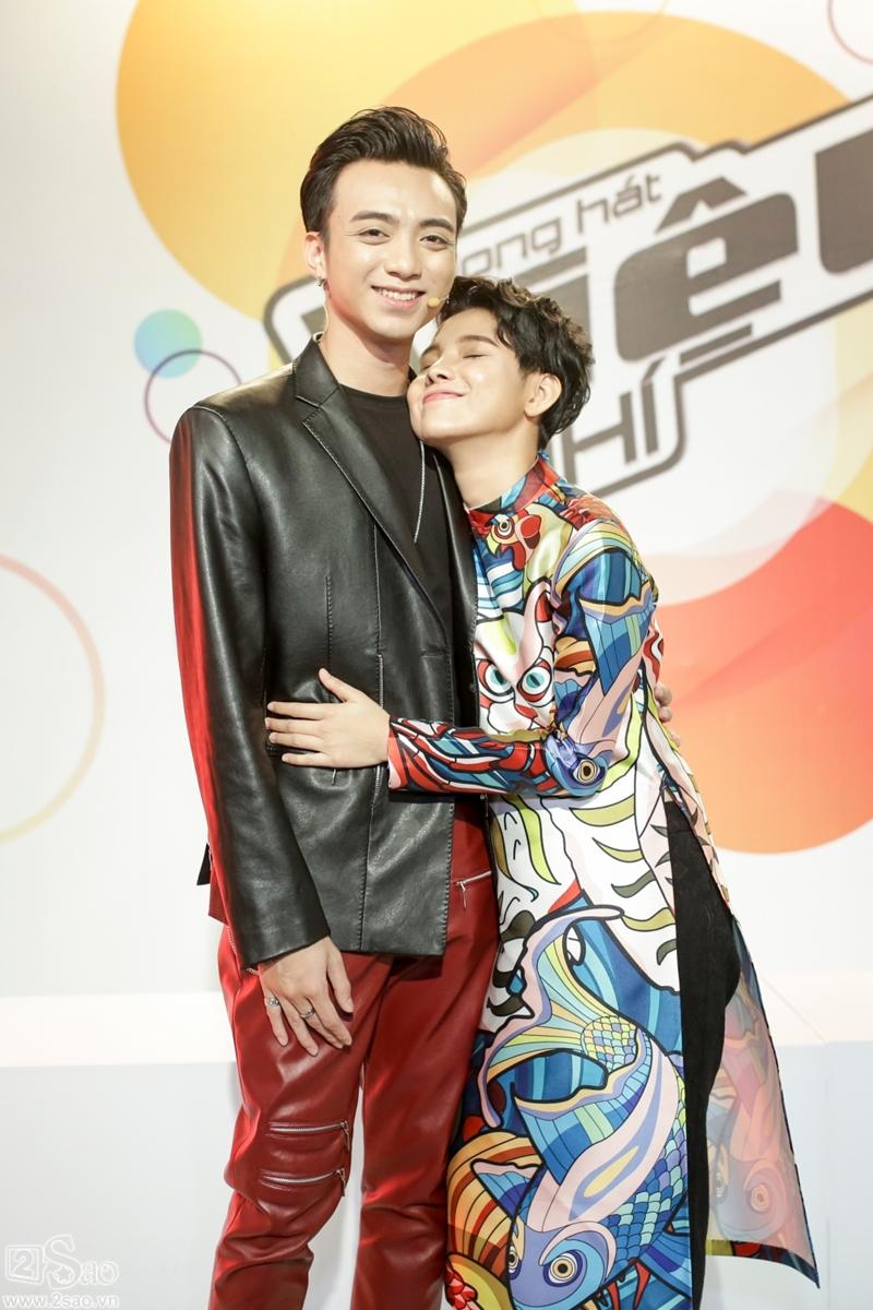 Vũ Cát Tường nũng nịu ôm Soobin Hoàng Sơn trong hậu trường-12