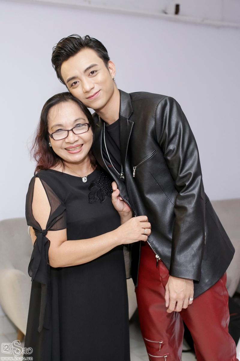 Vũ Cát Tường nũng nịu ôm Soobin Hoàng Sơn trong hậu trường-8