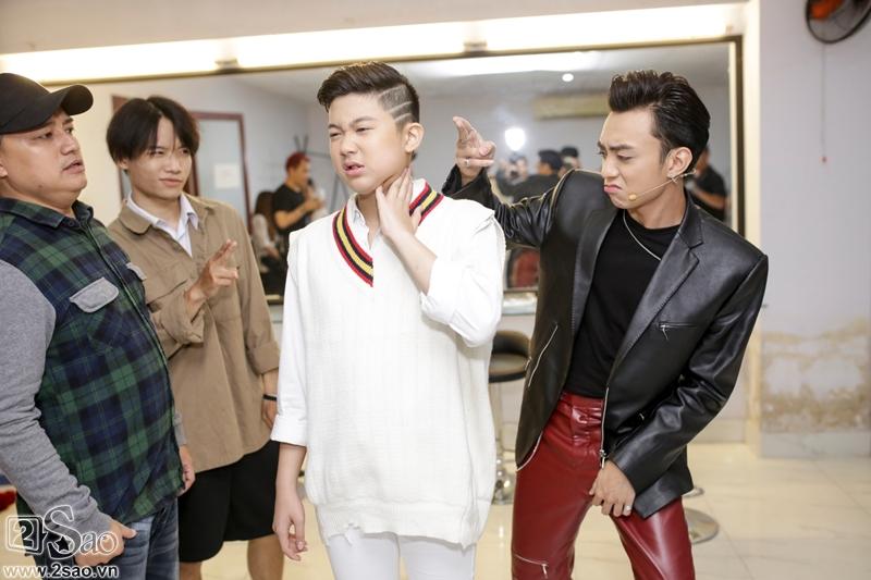 Vũ Cát Tường nũng nịu ôm Soobin Hoàng Sơn trong hậu trường-10