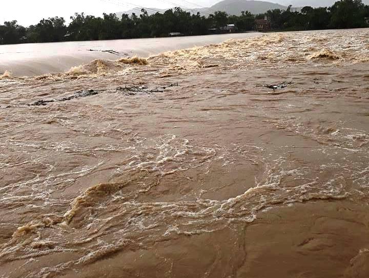 Ảnh hưởng áp thấp, miền Trung mưa trắng trời, nhà dân bị ngập sâu hơn 1m-1