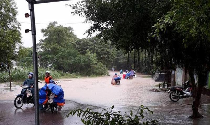 Ảnh hưởng áp thấp, miền Trung mưa trắng trời, nhà dân bị ngập sâu hơn 1m-2