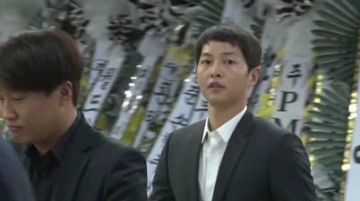 Sau hôn lễ, chú rể Song Joong Ki vội vã đến viếng nam diễn viên Reply 1988-2