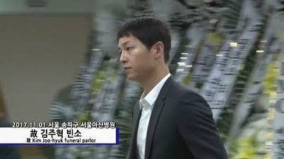 Sau hôn lễ, chú rể Song Joong Ki vội vã đến viếng nam diễn viên Reply 1988-4