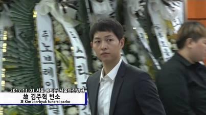 Sau hôn lễ, chú rể Song Joong Ki vội vã đến viếng nam diễn viên Reply 1988-5